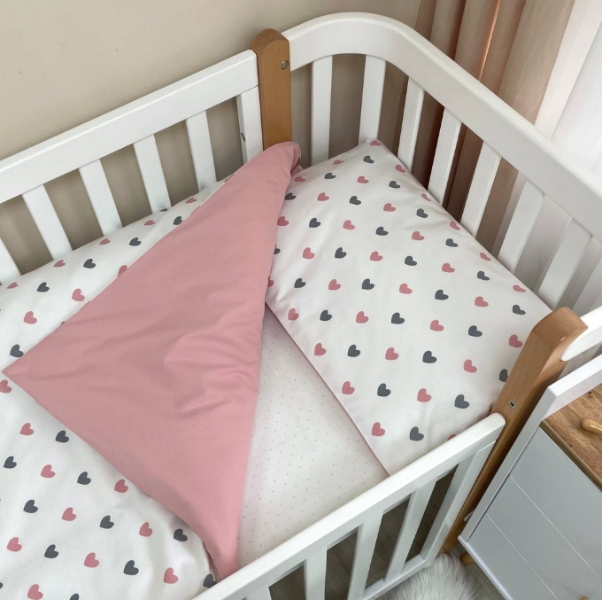Set lenjerie de schimb pentru patut bebe 3 piese Inimioare roz-gri (3)